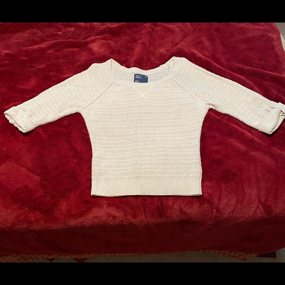 American Eagle Cream Sweater with 3/4 sleeves. Size XS. Excellent condition.